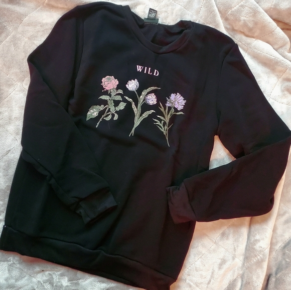 WILD Flower Graphic Crewneck Pullover Sweatshirt NWT Womens Juniors - Picture 1 of 2